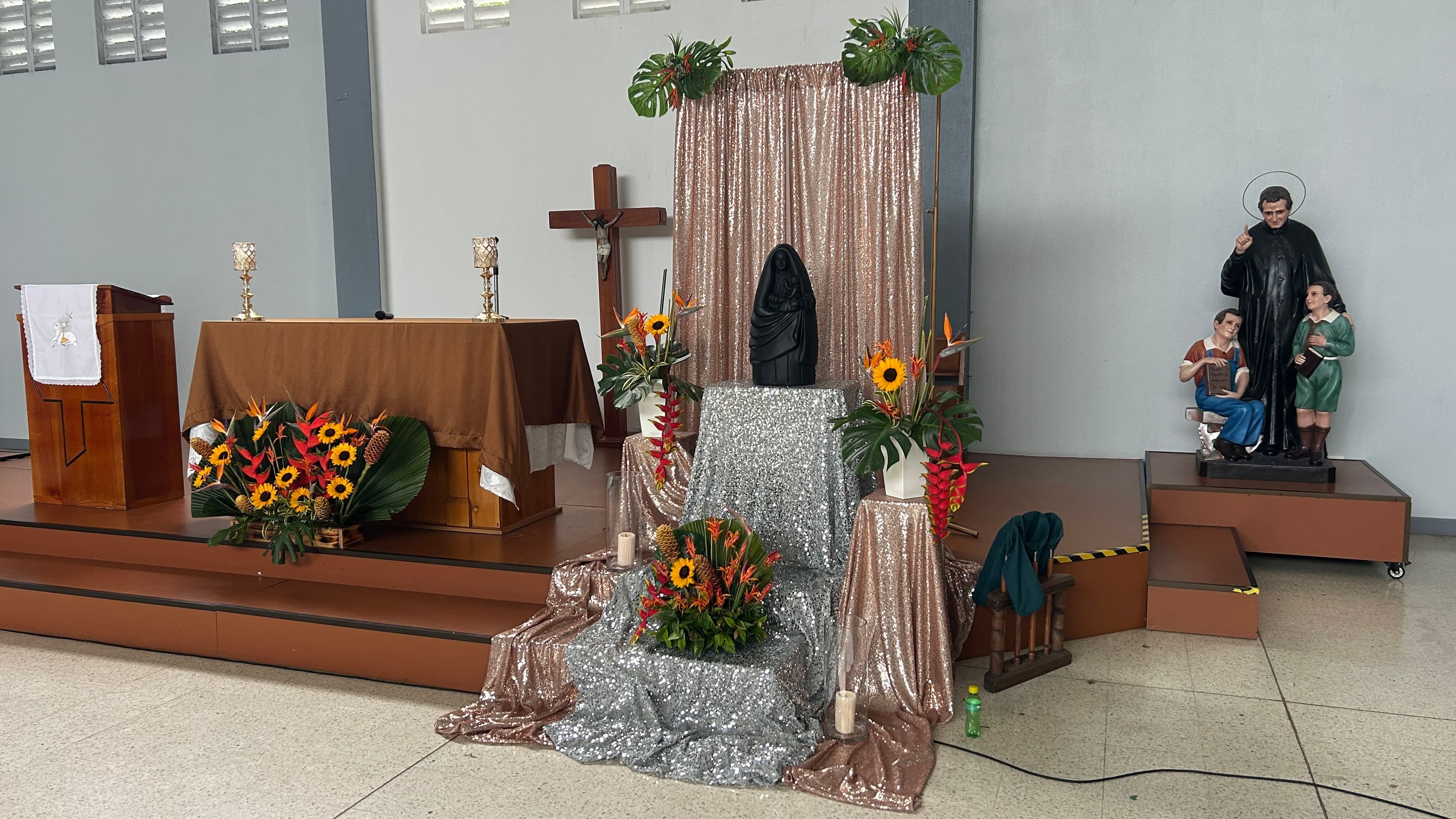 Altar y decoración dedicada a María Auxiliadora en el Centro Don Bosco