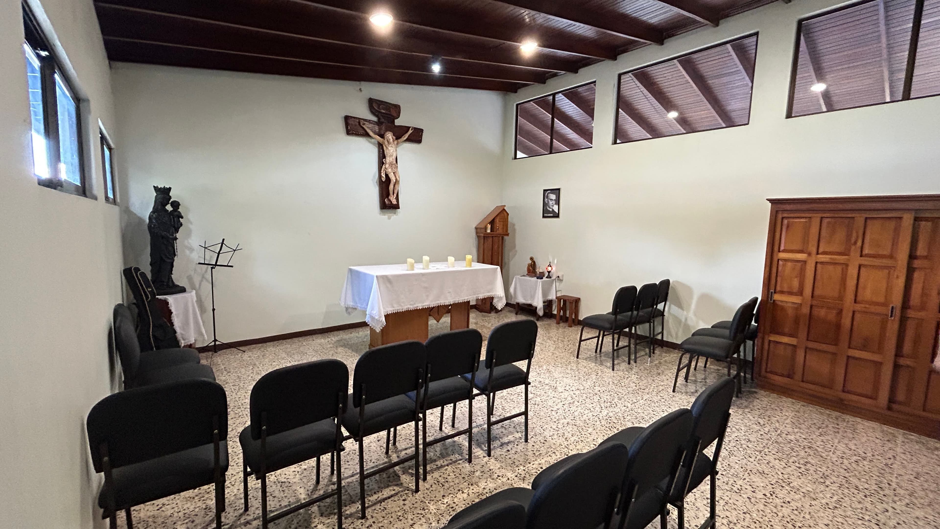 Vista lateral de la Capilla pequeña del Centro Don Bosco Pérez Zeledón