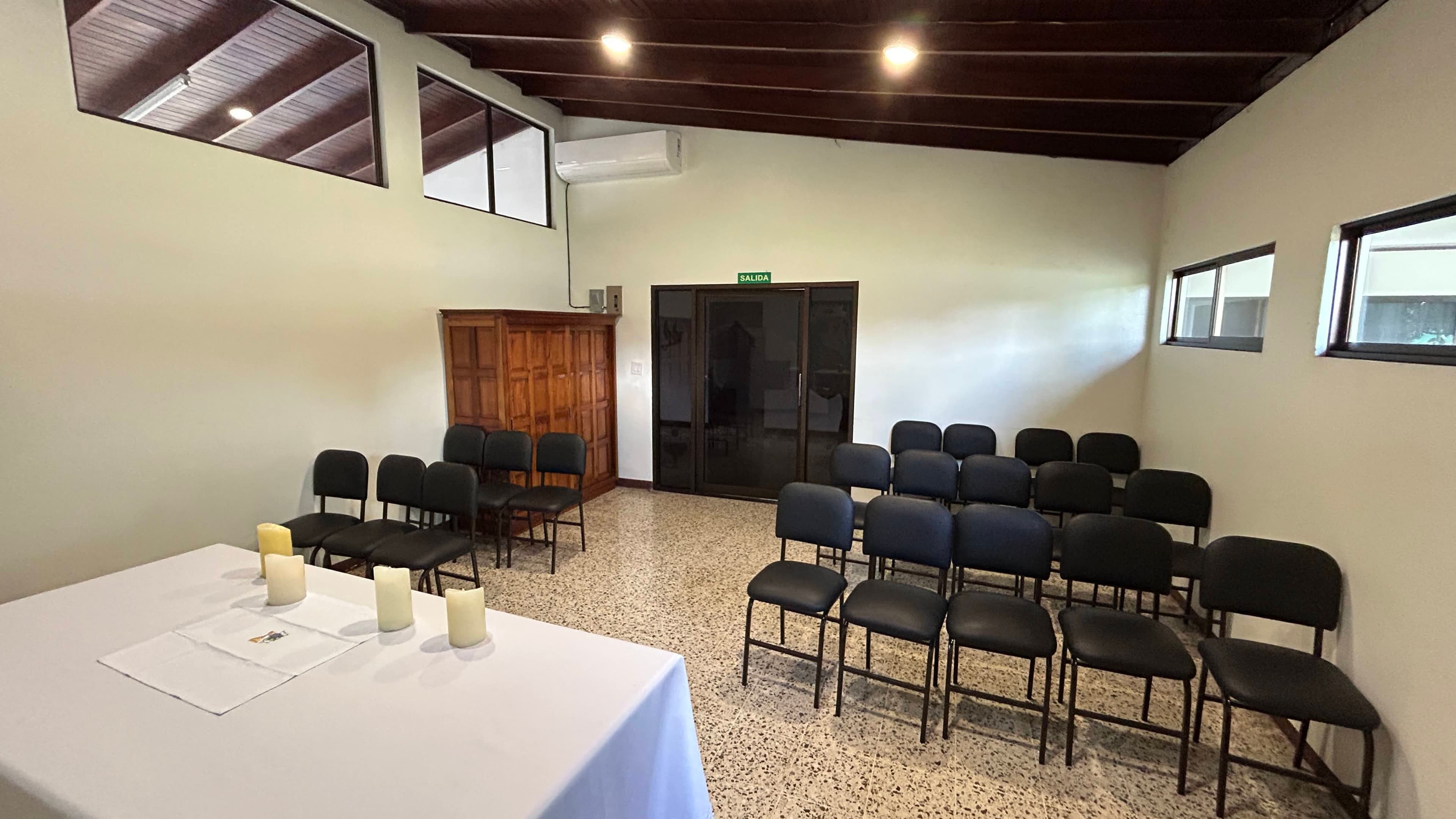 Vista de la Capilla pequeña desde el altar hacia el área de participantes