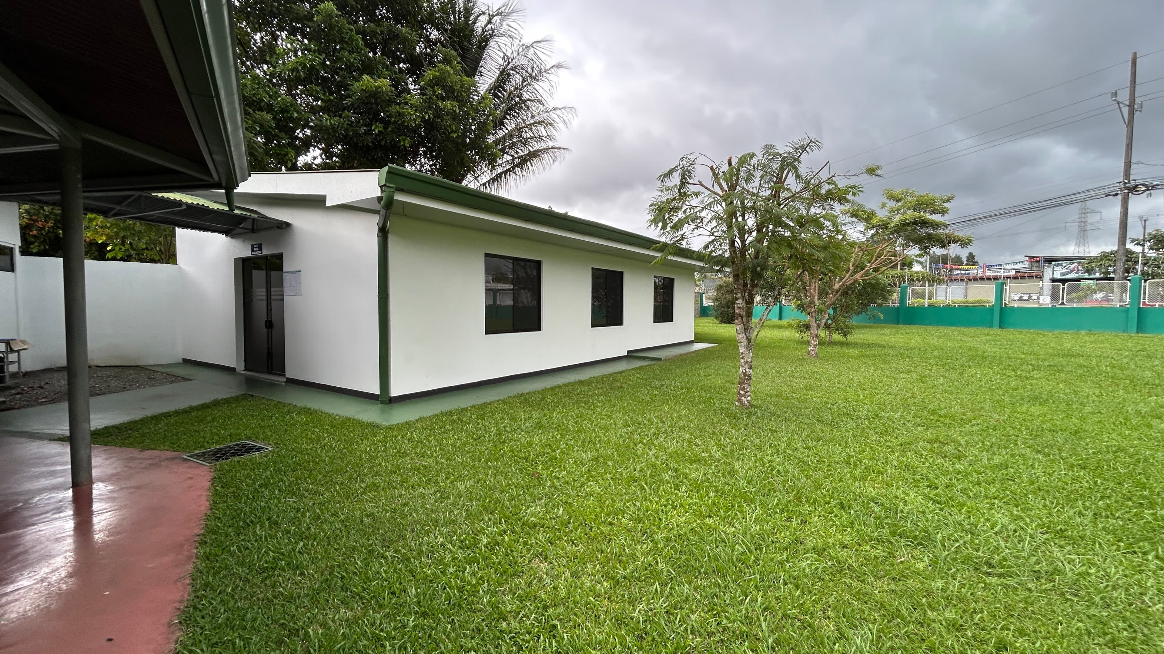 Exterior del Salón María Auxiliadora y área verde del Centro Don Bosco Pérez Zeledón