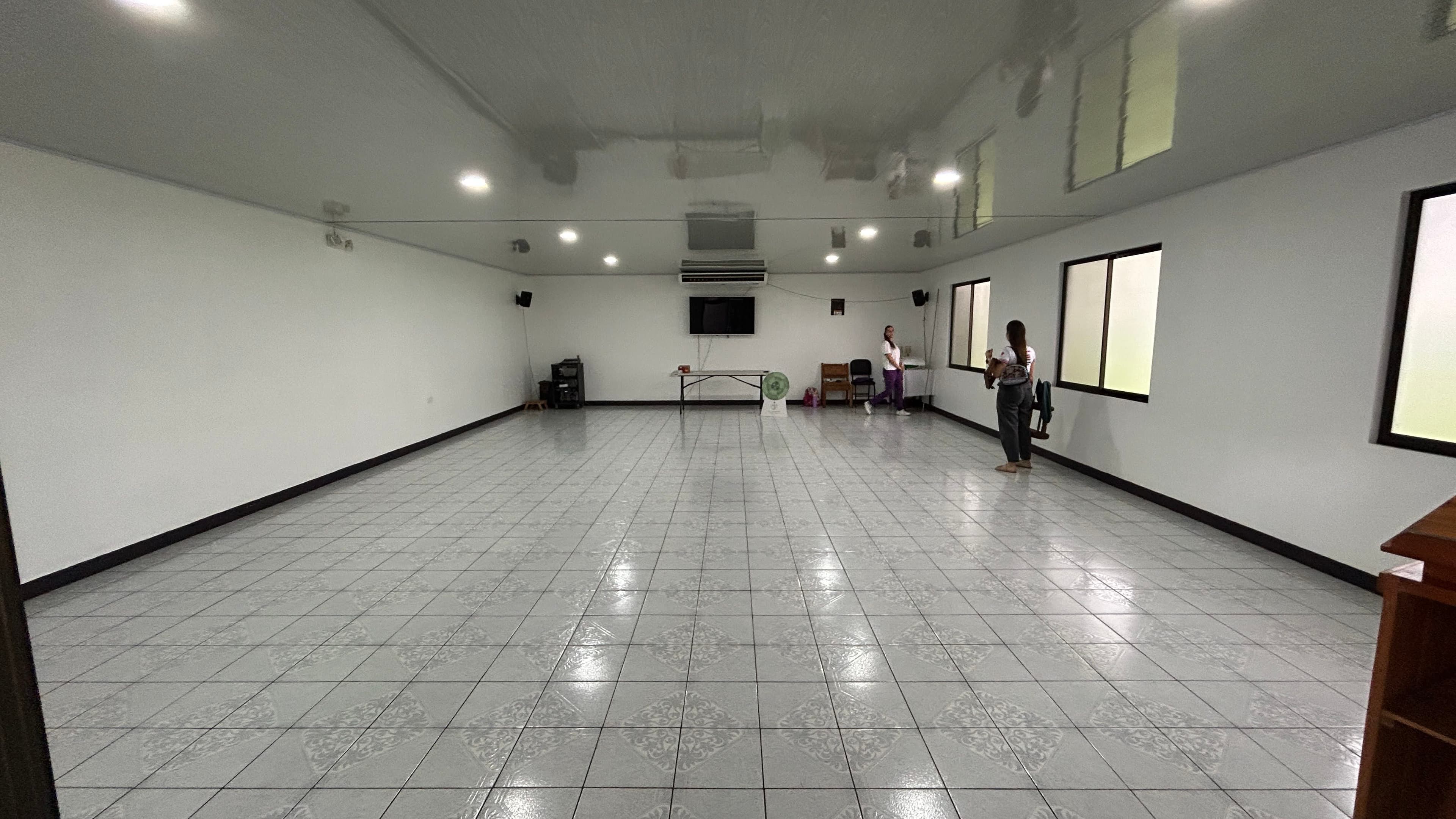 Vista amplia del interior del Salón María Auxiliadora