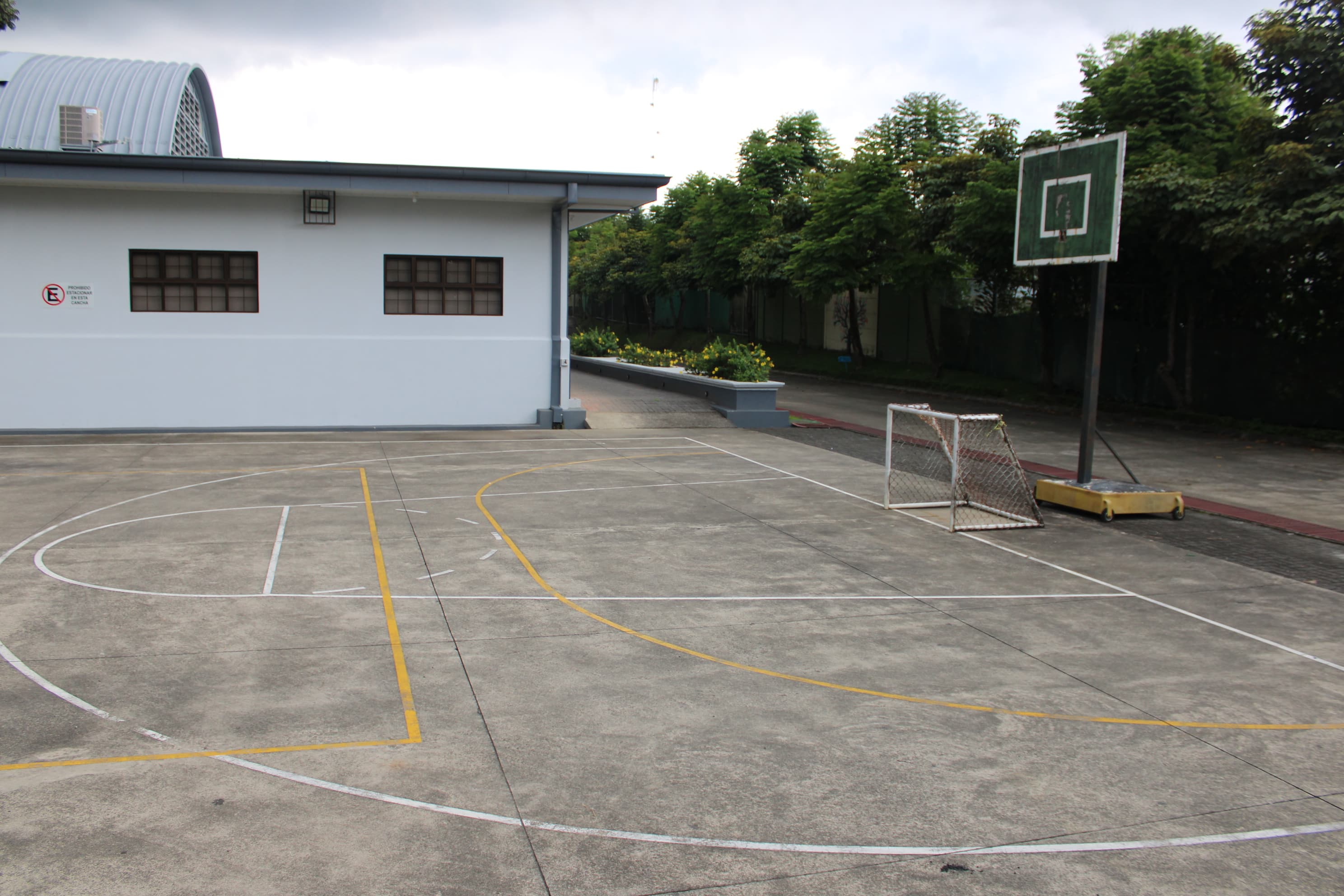 Vista amplia de las canchas multiuso del Centro Don Bosco