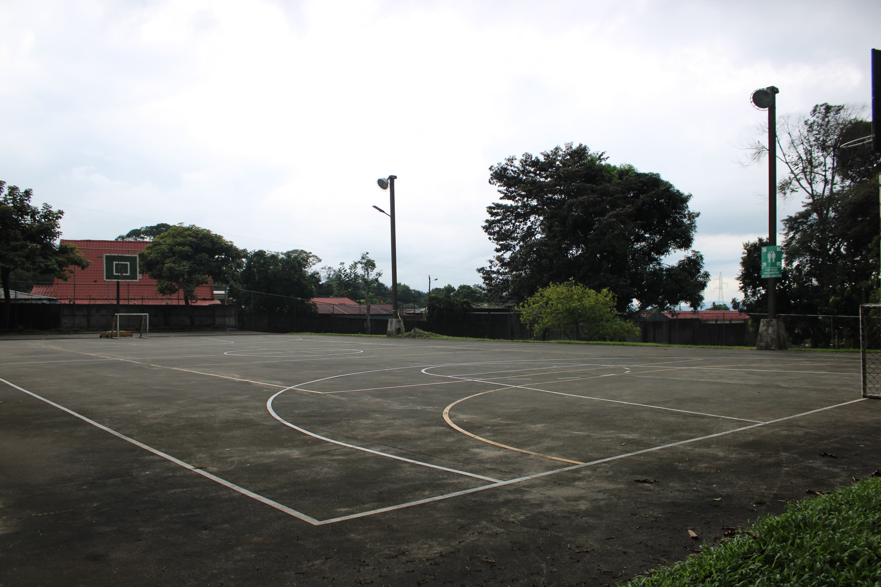 Cancha multiuso para actividades deportivas y recreativas