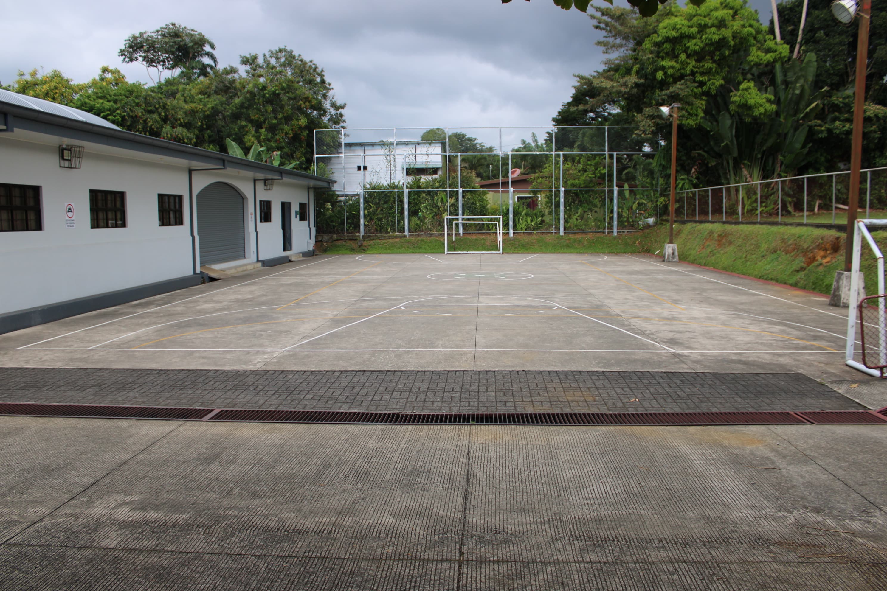 Área techada de las canchas multiuso del Centro Don Bosco Pérez Zeledón