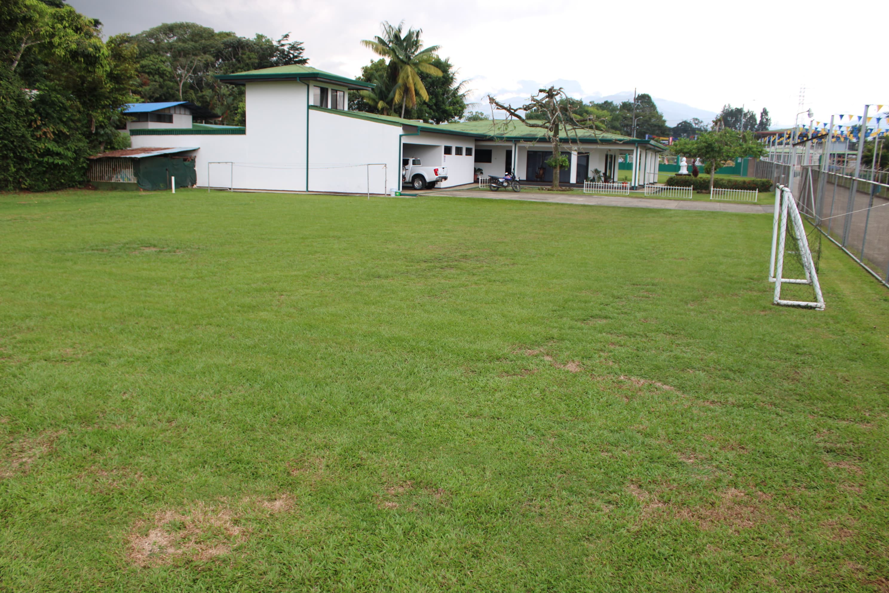 Cancha de fútbol de césped natural del Centro Don Bosco Pérez Zeledón