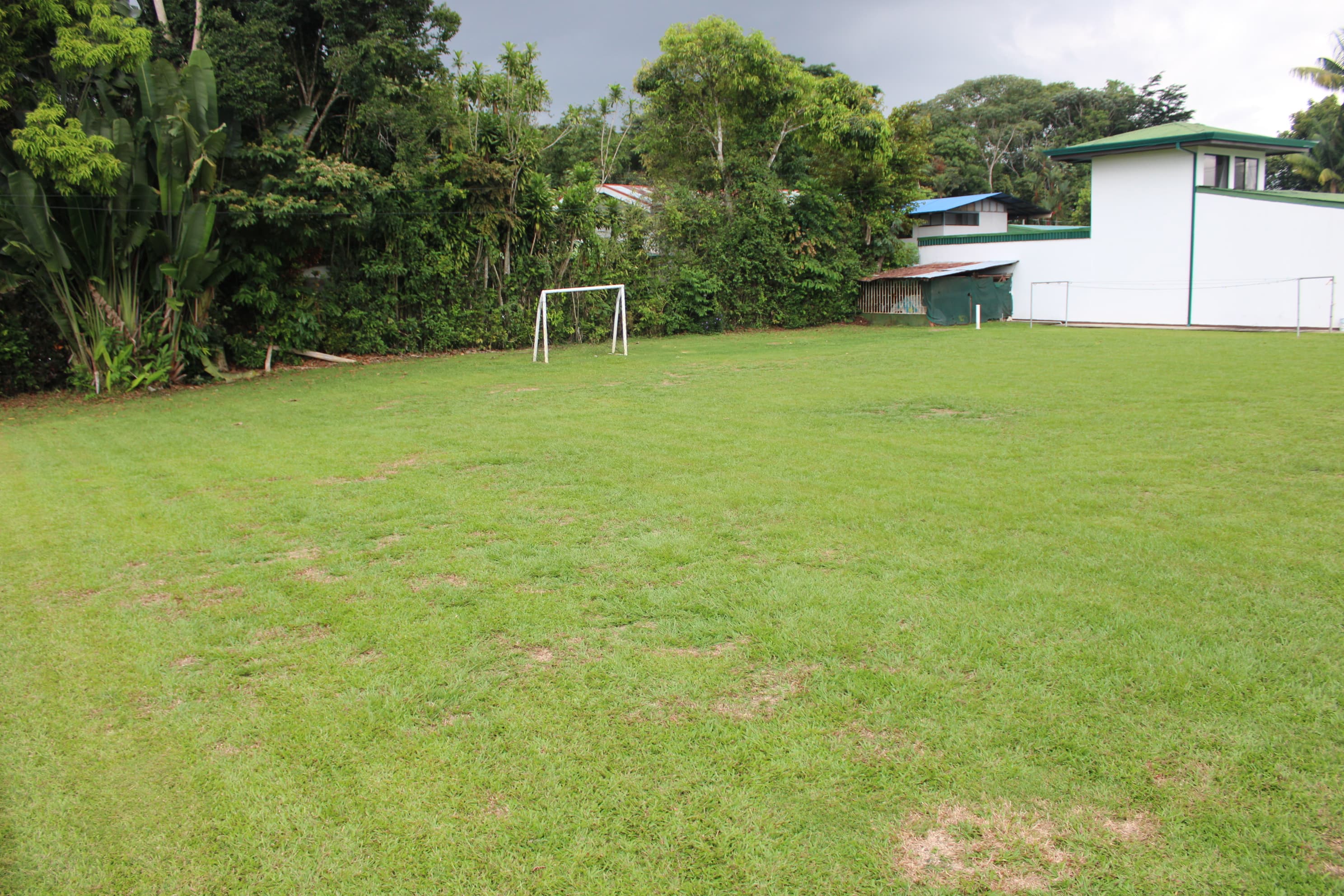 Cancha de fútbol y entorno natural del Centro Don Bosco