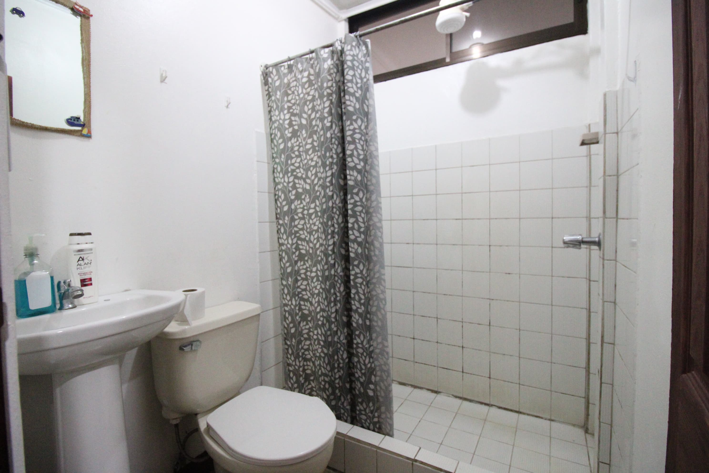 Baño disponible en las cabinas del Centro Don Bosco Pérez Zeledón
