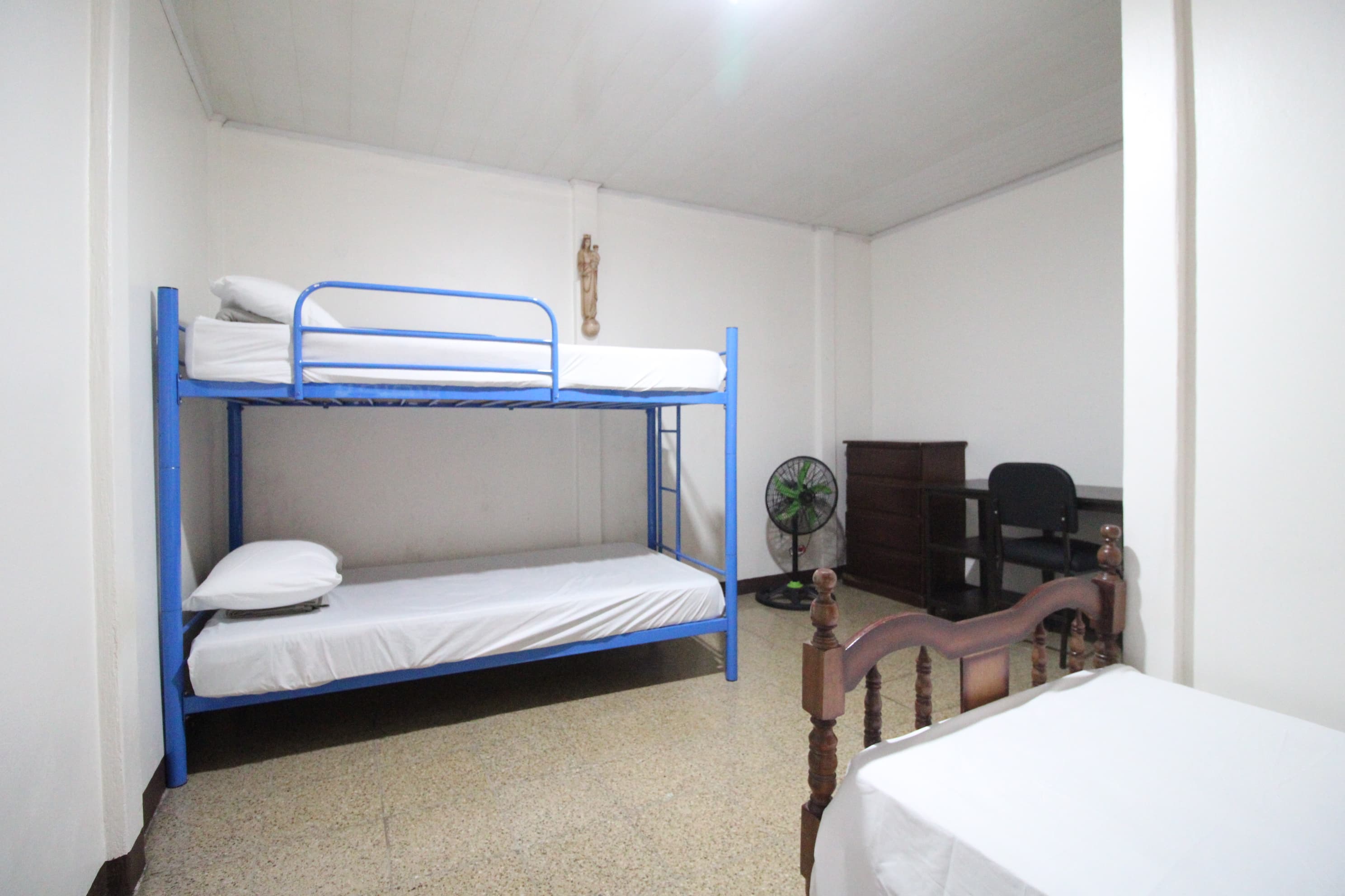 Interior de una cabina de hospedaje del Centro Don Bosco