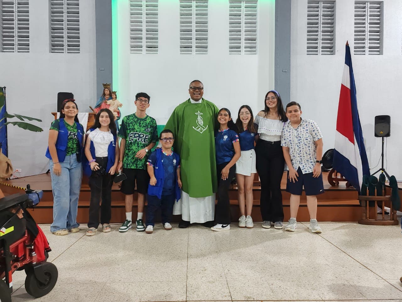 Integrantes del Equipo de Comunicación Social junto a un sacerdote salesiano después de una celebración