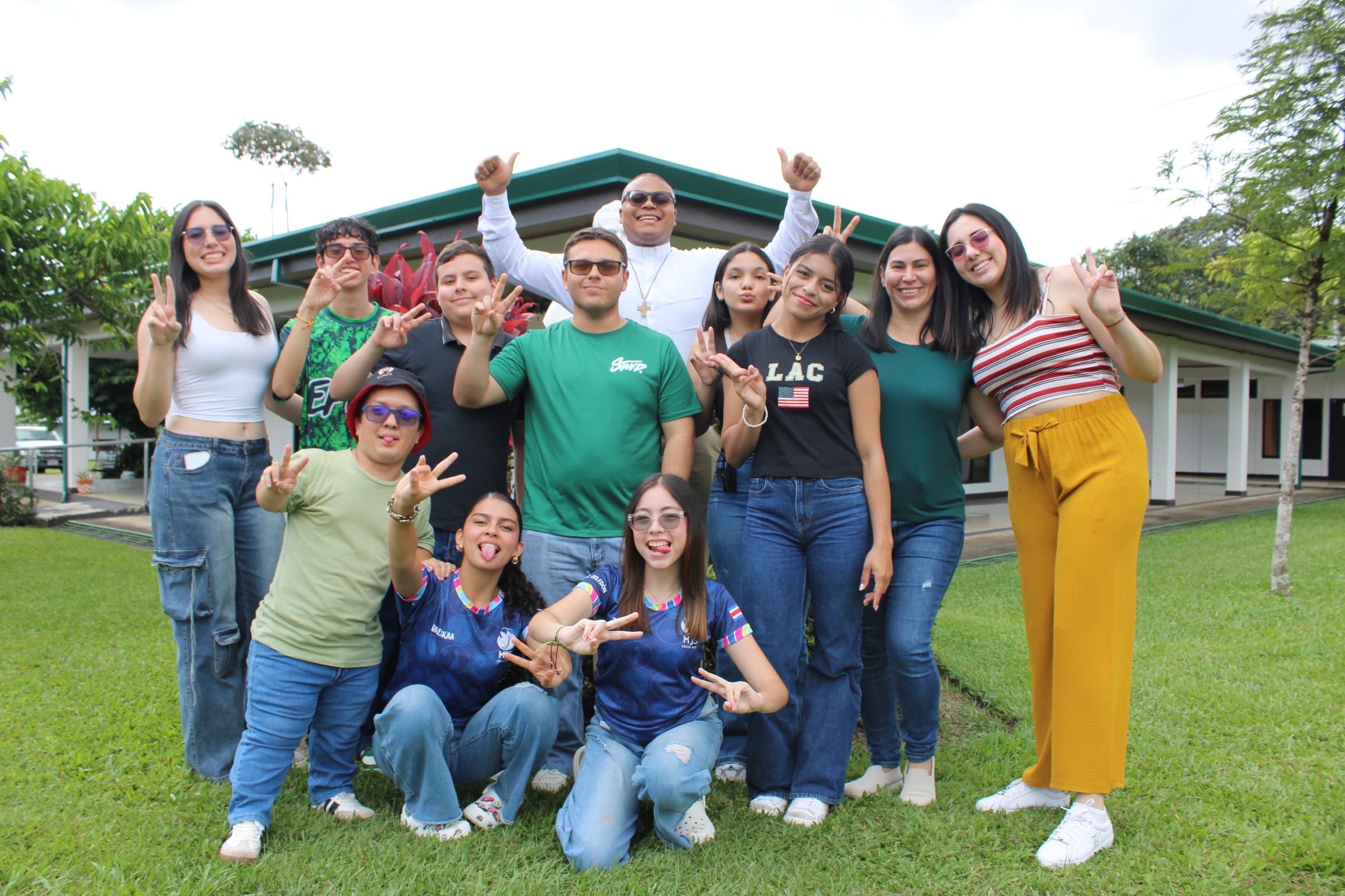 Jóvenes del Centro Don Bosco compartiendo con alegría durante una actividad