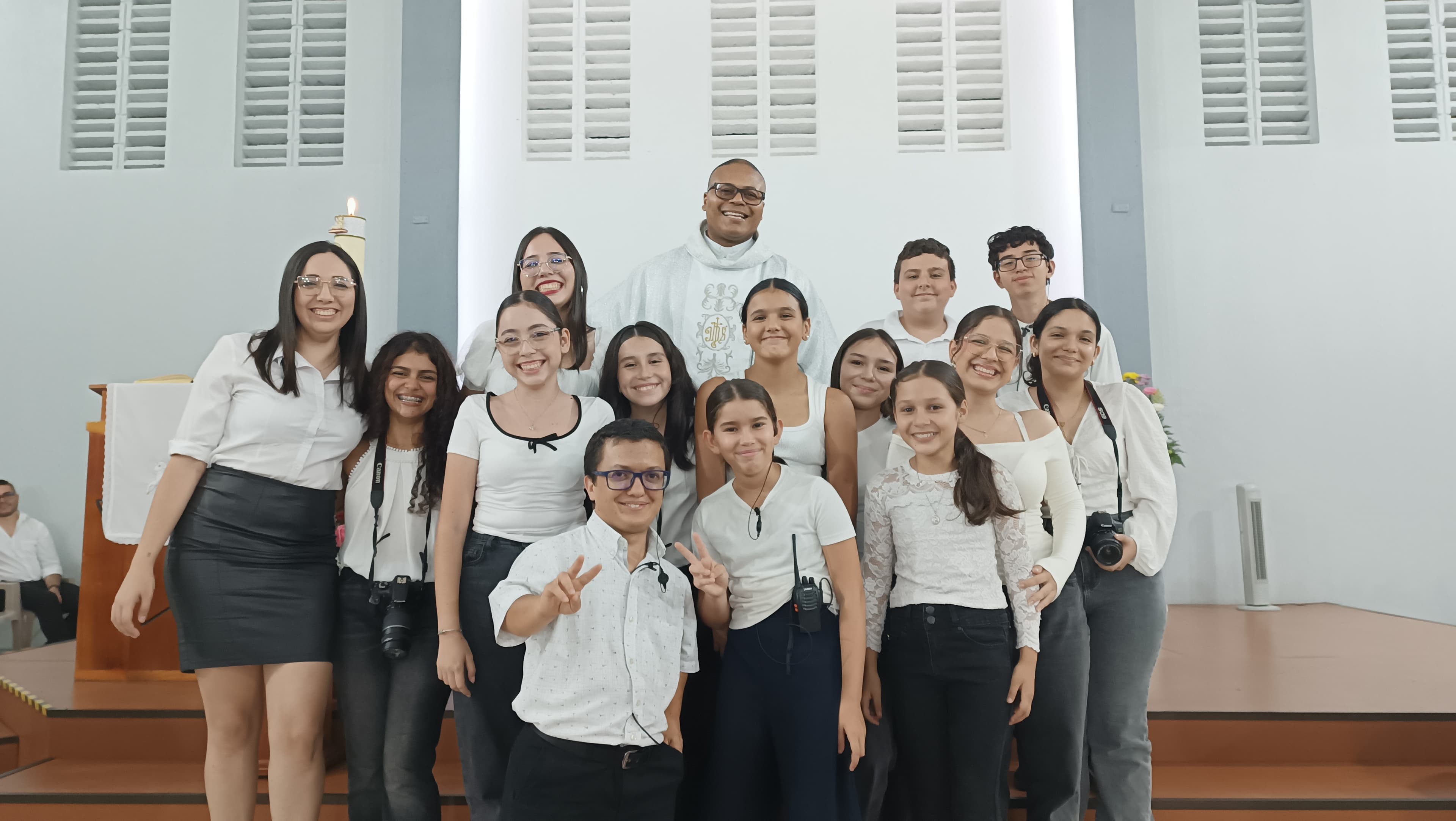 Equipo juvenil de Comunicación Social reunido después de una celebración en el Centro Don Bosco
