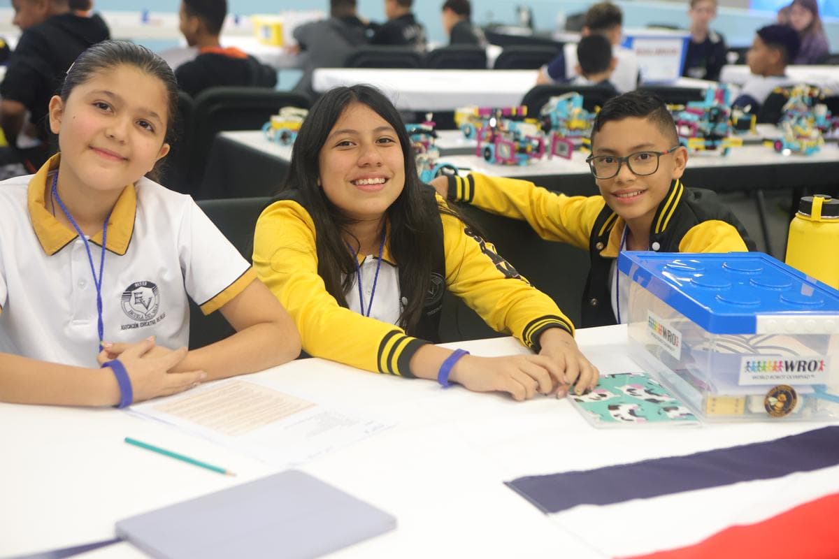 Tres jóvenes del Centro Don Bosco alcanzan el tercer lugar internacional en robótica