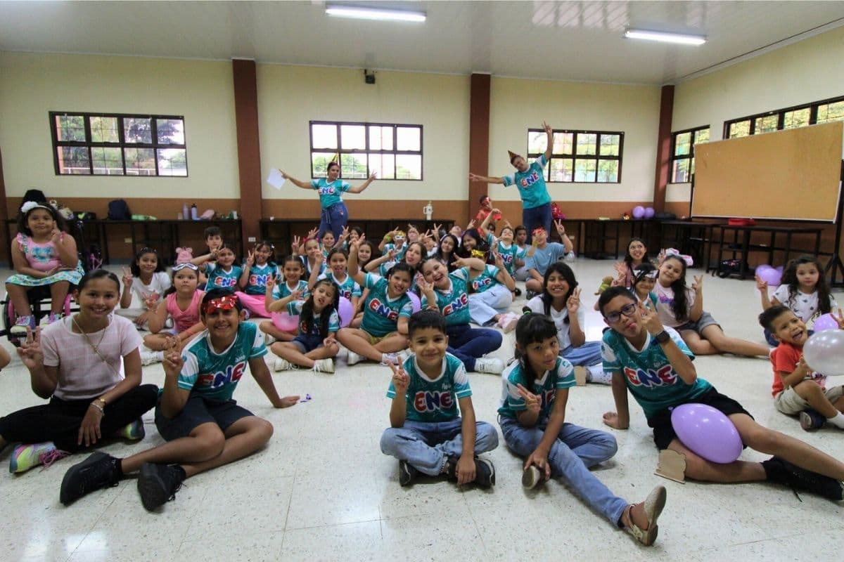 Grupo ENE del Centro Don Bosco Pérez Zeledón reunido en una actividad infantil