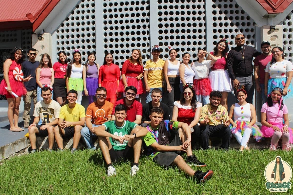 Grupo ESCOGE del Centro Don Bosco Pérez Zeledón reunido en una actividad de jóvenes adultos