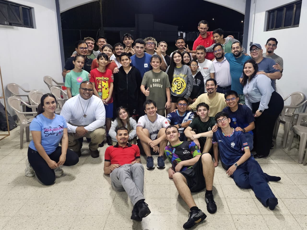 Grupo de participantes del Oratorio Nocturno reunidos dentro del Centro Don Bosco.