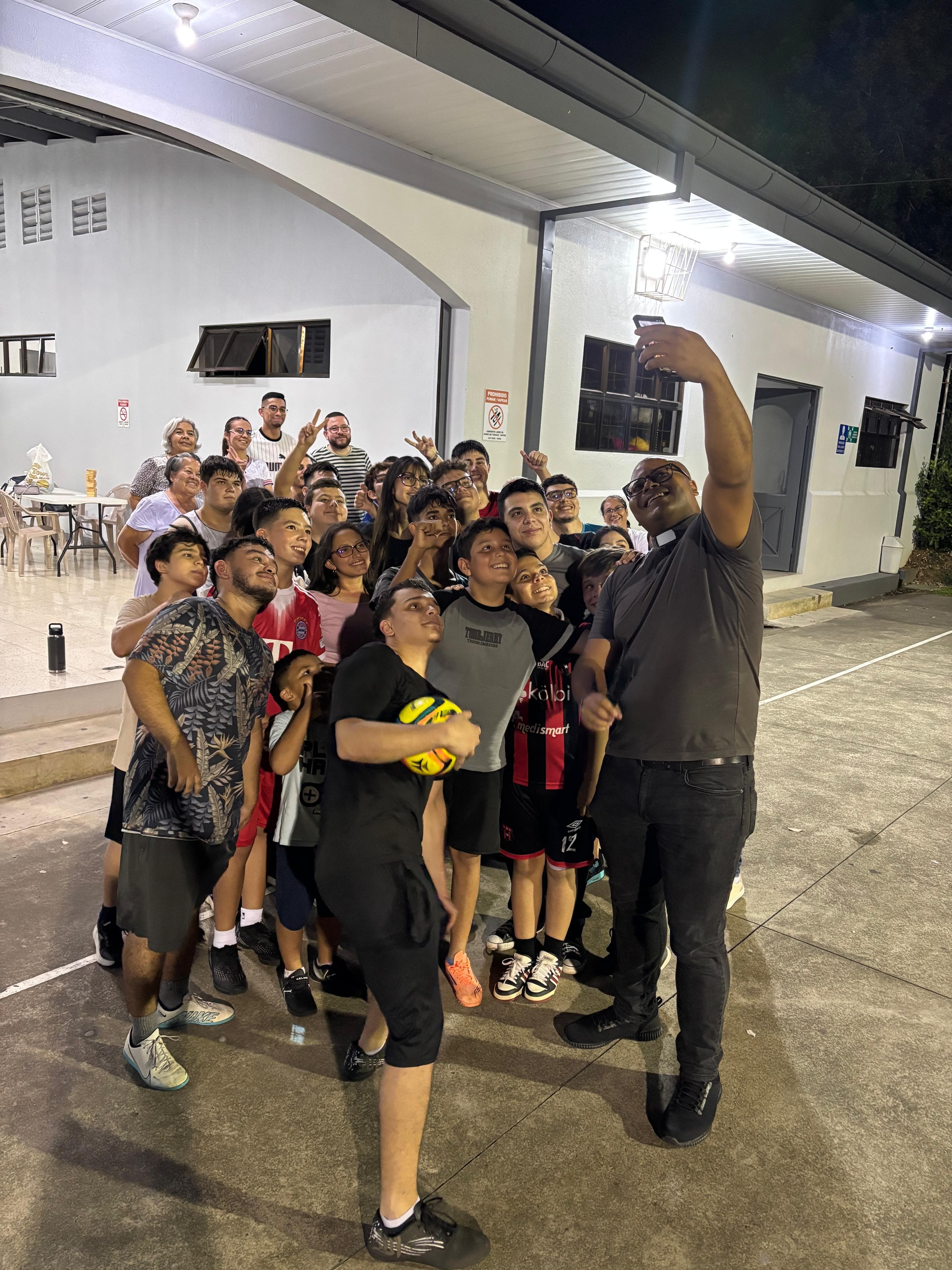 Grupo de jóvenes, familias y animadores tomándose una selfie durante el Oratorio Nocturno