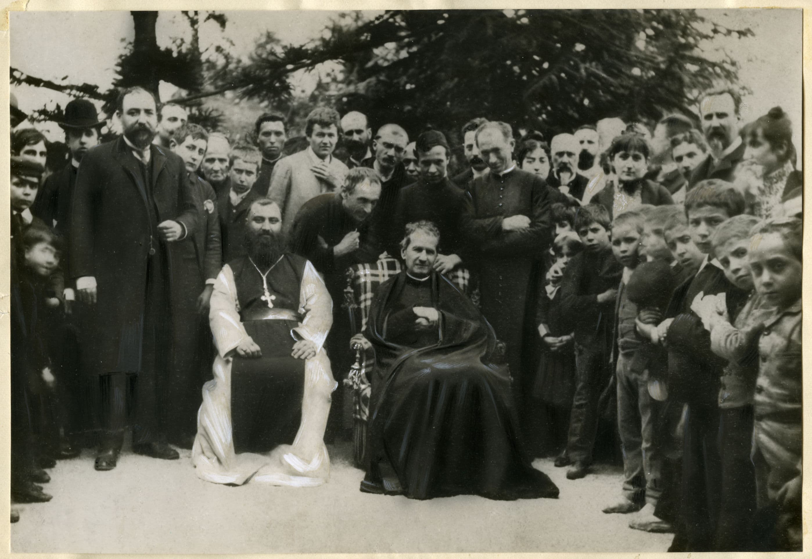 Fotografía histórica de San Juan Bosco con un grupo de jóvenes y colaboradores.