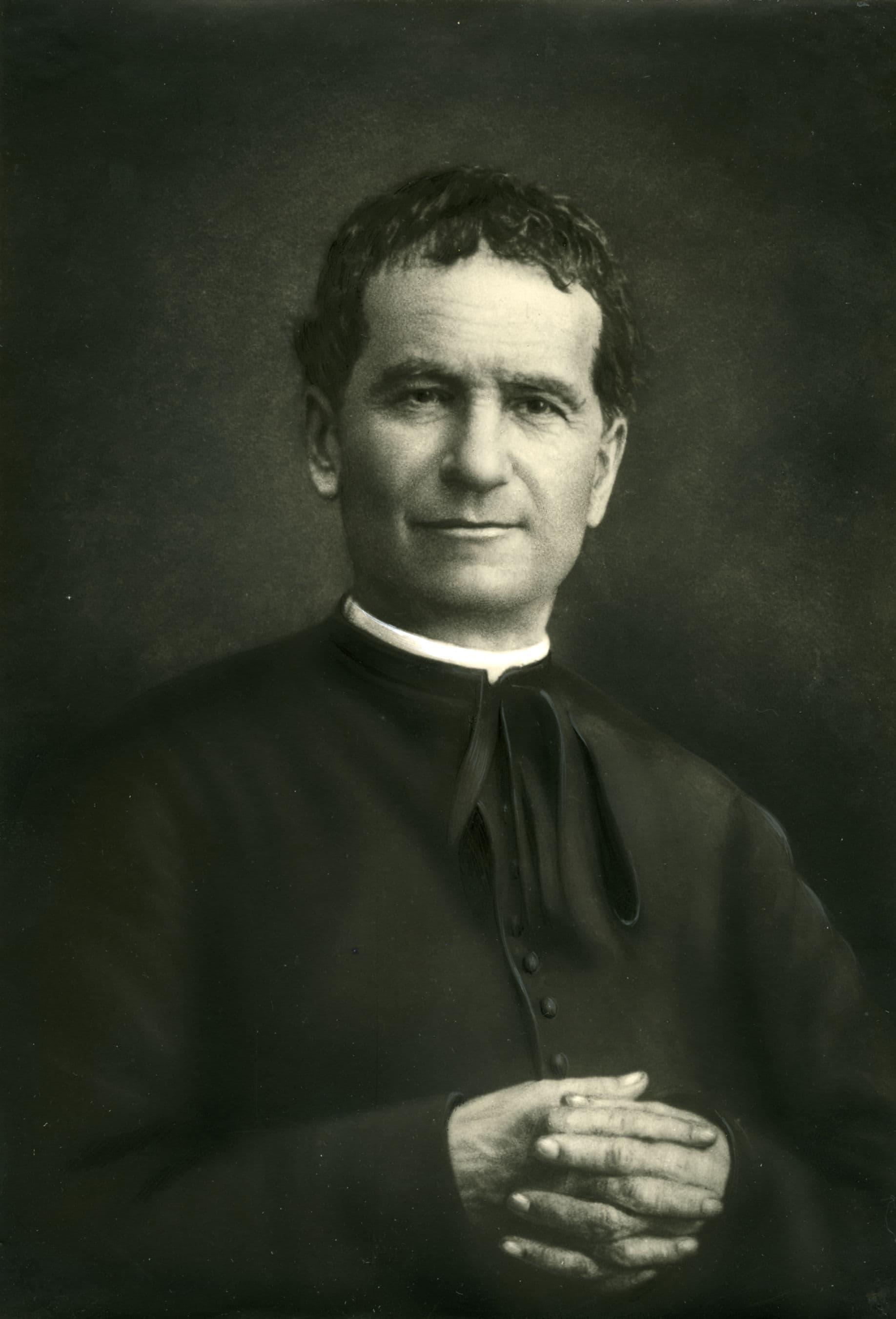 Retrato histórico de San Juan Bosco con sotana.