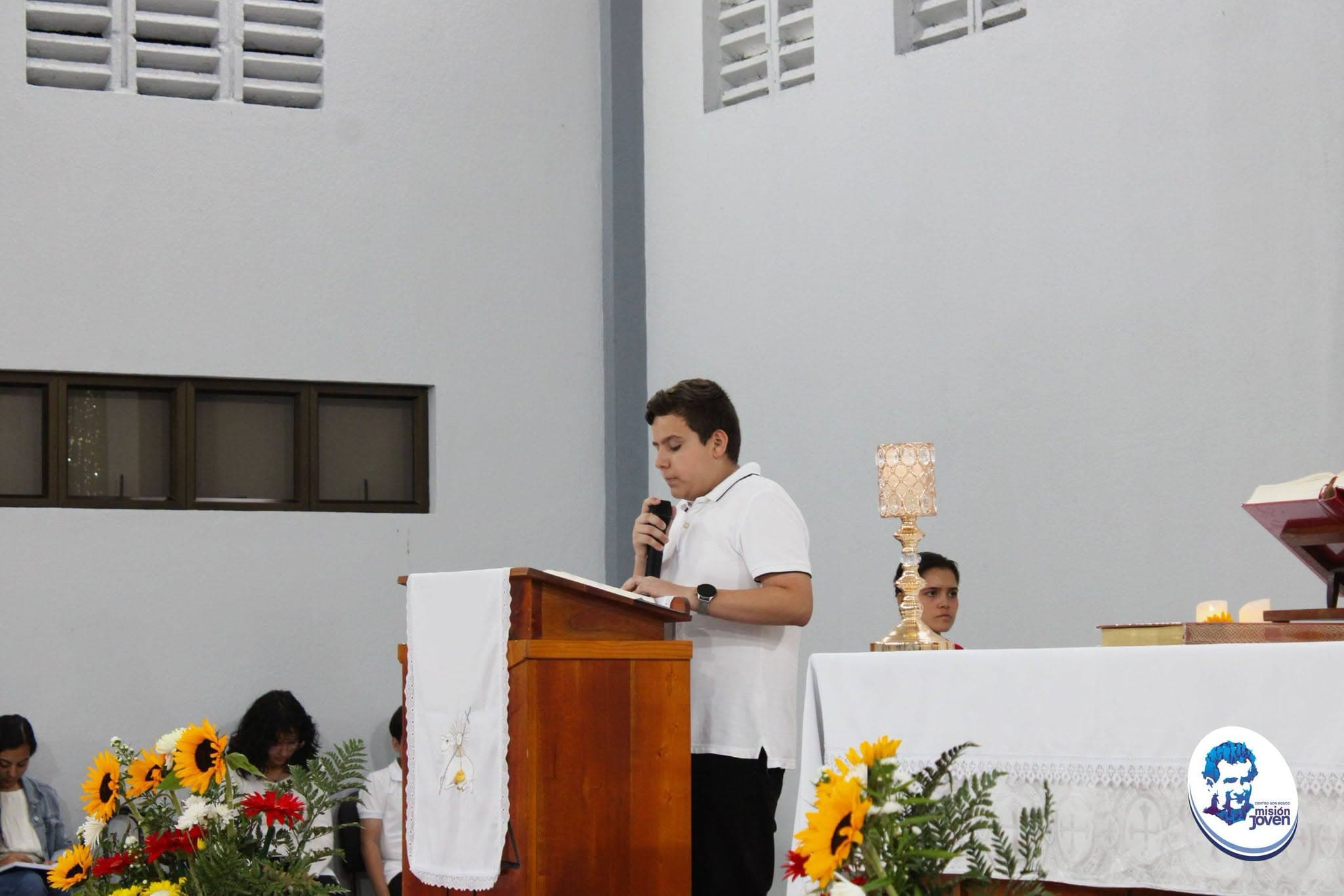 Proclamación de la Palabra durante una celebración en el Centro Don Bosco