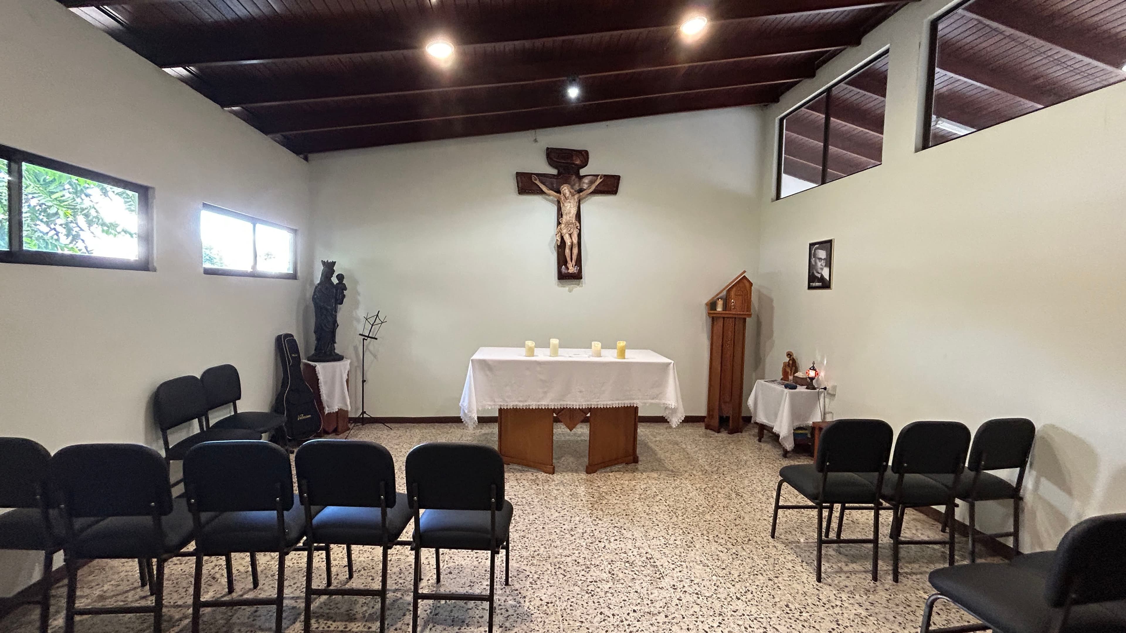 Capilla pequeña del Centro Don Bosco Pérez Zeledón con altar y crucifijo